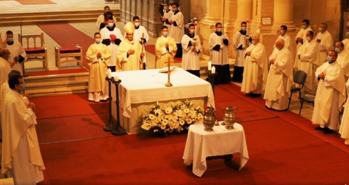 Szent Mihály-búcsú és olajszentelés a gyulafehérvári székesegyházban, 2020. szeptember 29-én • Fotó: templom.ro