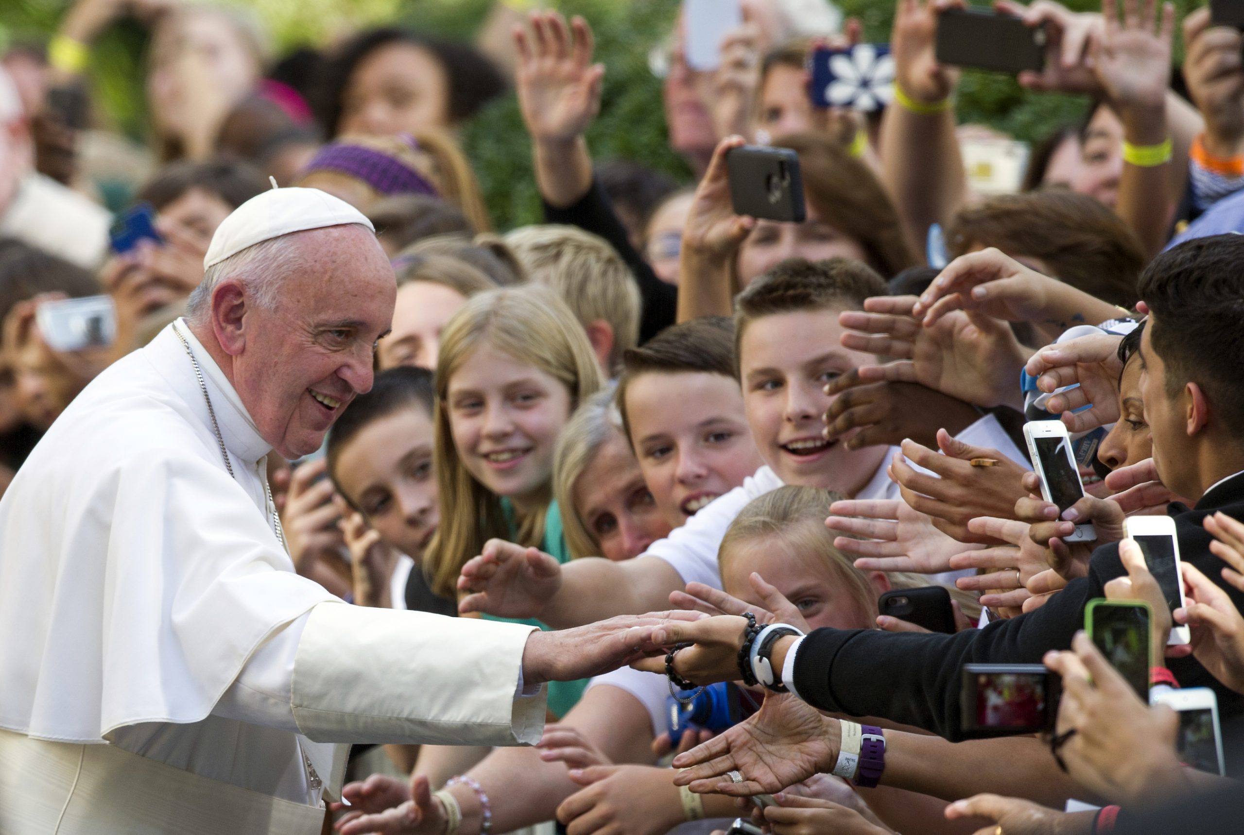 Ferenc pápa májusi imaszándéka a fiatalok hitéért | RomKat.ro