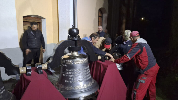 1762416639_06_Uj_harangok_erkezese_a_kapolnasfalusi_templomkertbe_cm