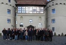 A bor mint hit és közösség kapcsa