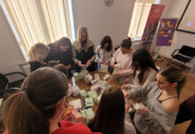 A Caritas munkájával ismerkedtek a nagyváradi Szent László-líceum diákjai