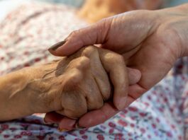 Ahol egy kézfogás is gyógyít: otthoni gondozás Kovászna megyében