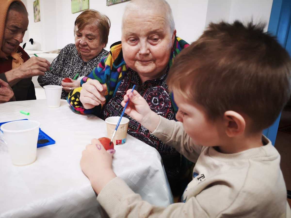 Idősek és kisgyerekek együtt festettek pirostojást