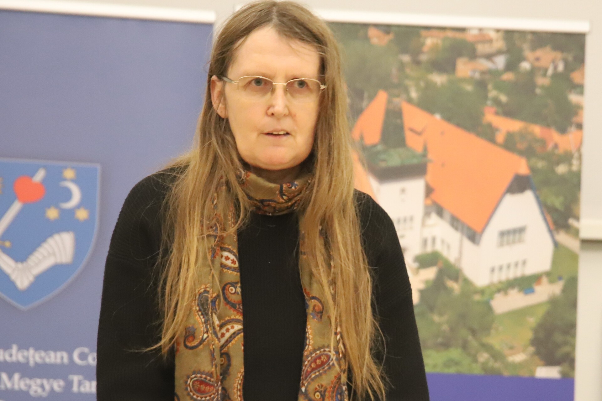 Piros tojás avar koporsóból