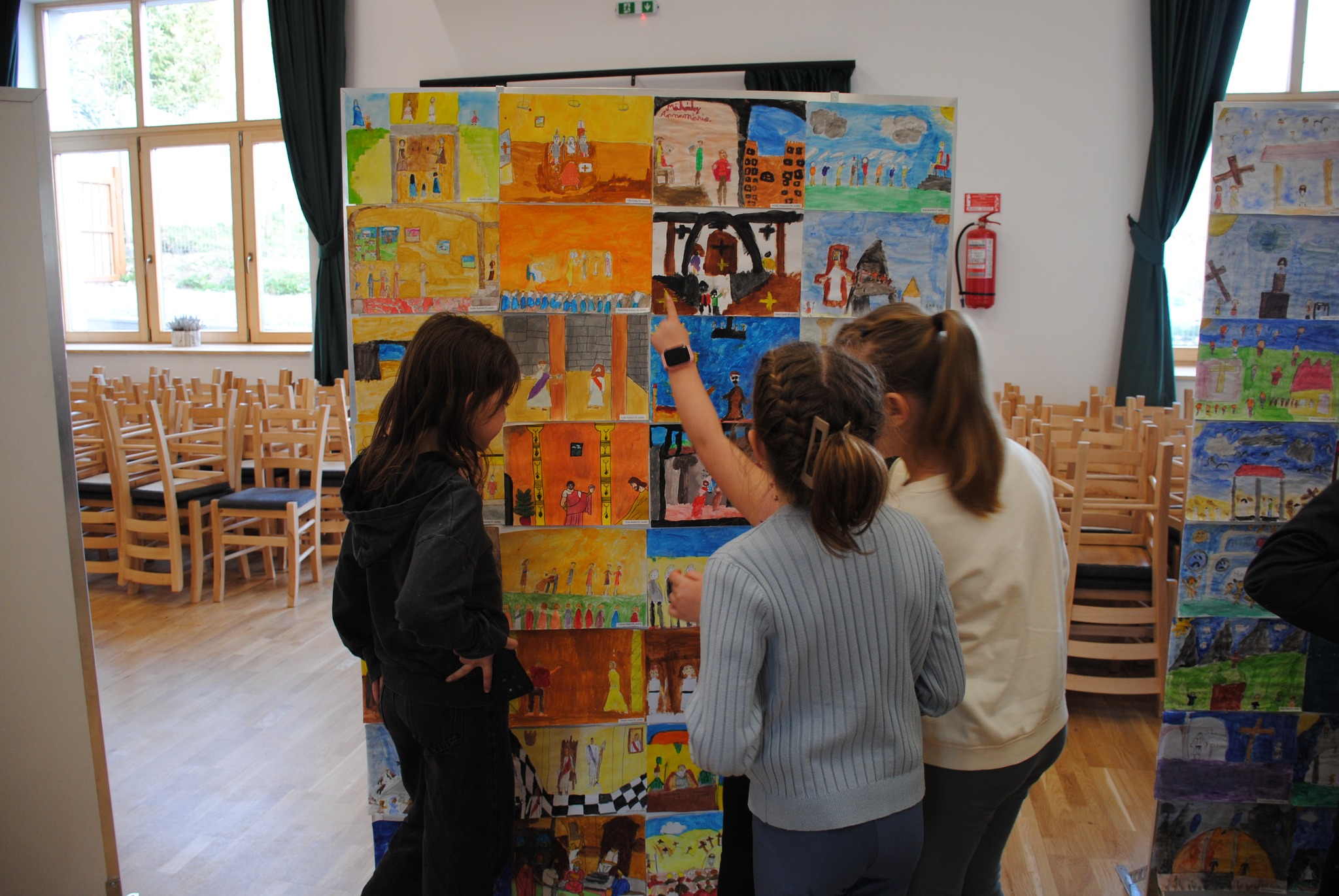 Húsvéti gyerekrajzokból nyílt kiállítás