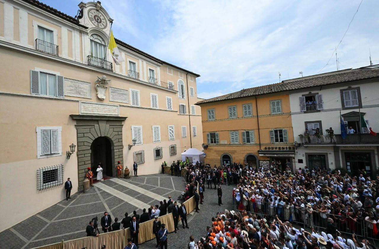 XIV. Leó pápa júliusban Castel Gandolfóban tölti nyári pihenőjét