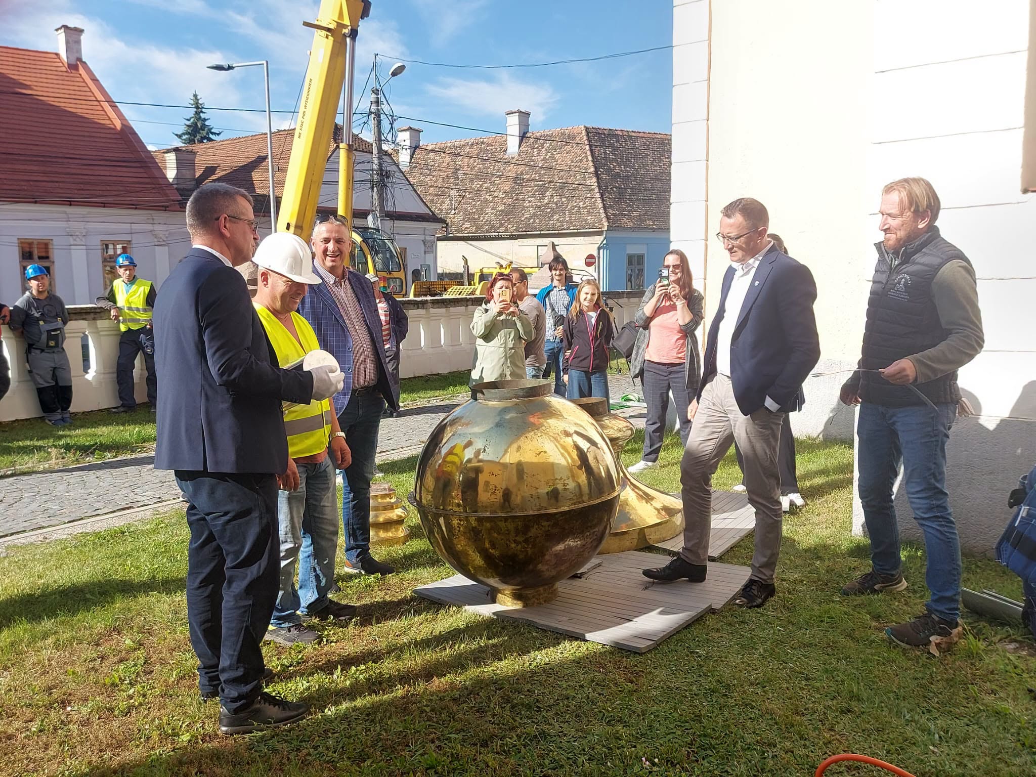 A jelen lenyomata a toronygombban – új időkapszulát helyeztek el Gyergyószentmiklóson